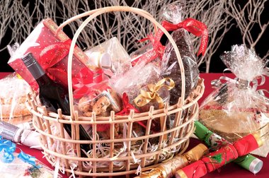 Julekurv med vin, chokolade og delikatesser